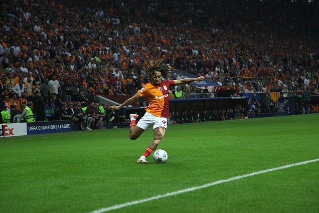 赚了！海港幸运逃过一劫：主裁哨下留人+外援无球状态肘击逃红.